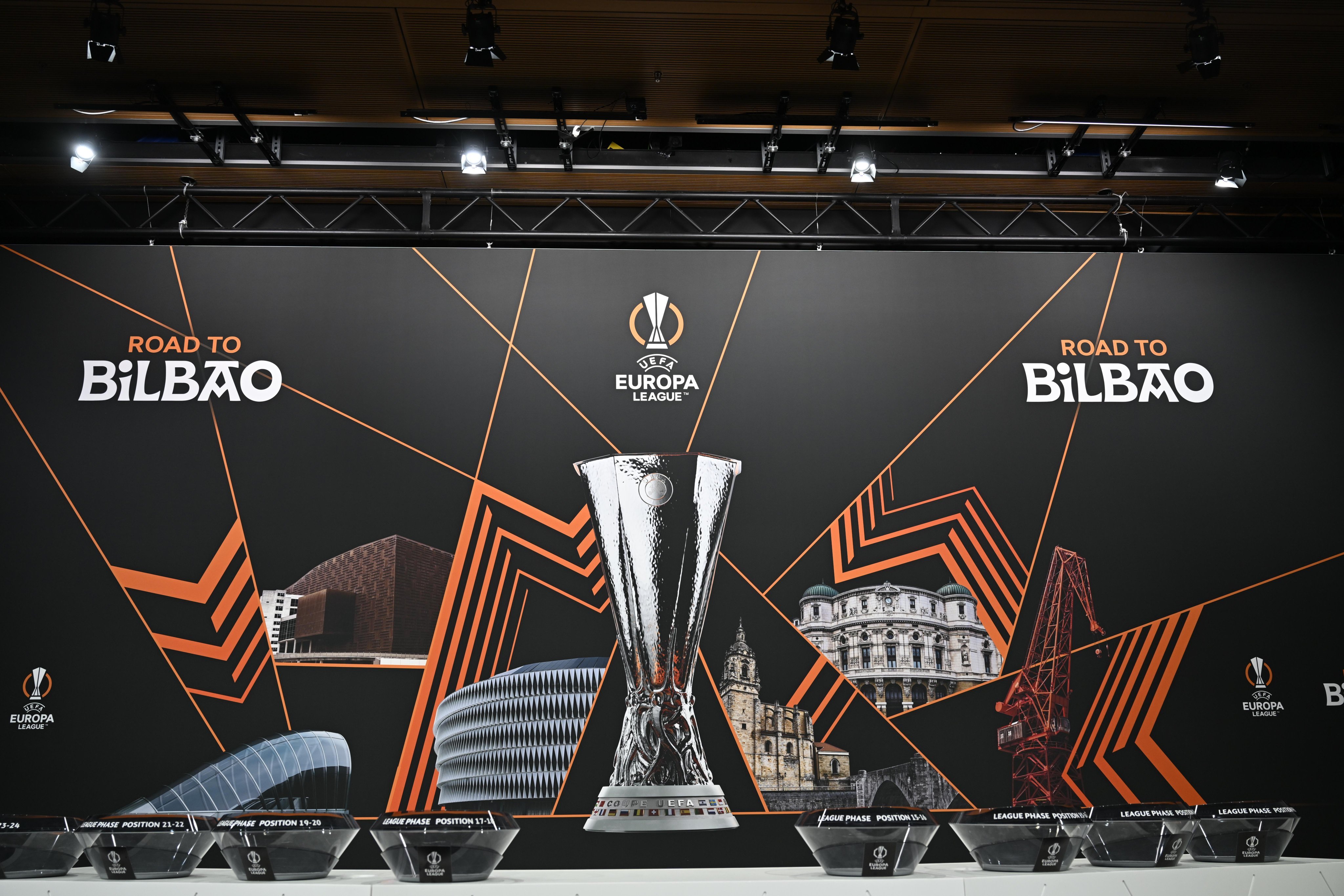 英雄联盟2025总决赛-包含赛前欧联焦点战，罗马战术微调，质疑声仍在，球队文化再被提及的词条